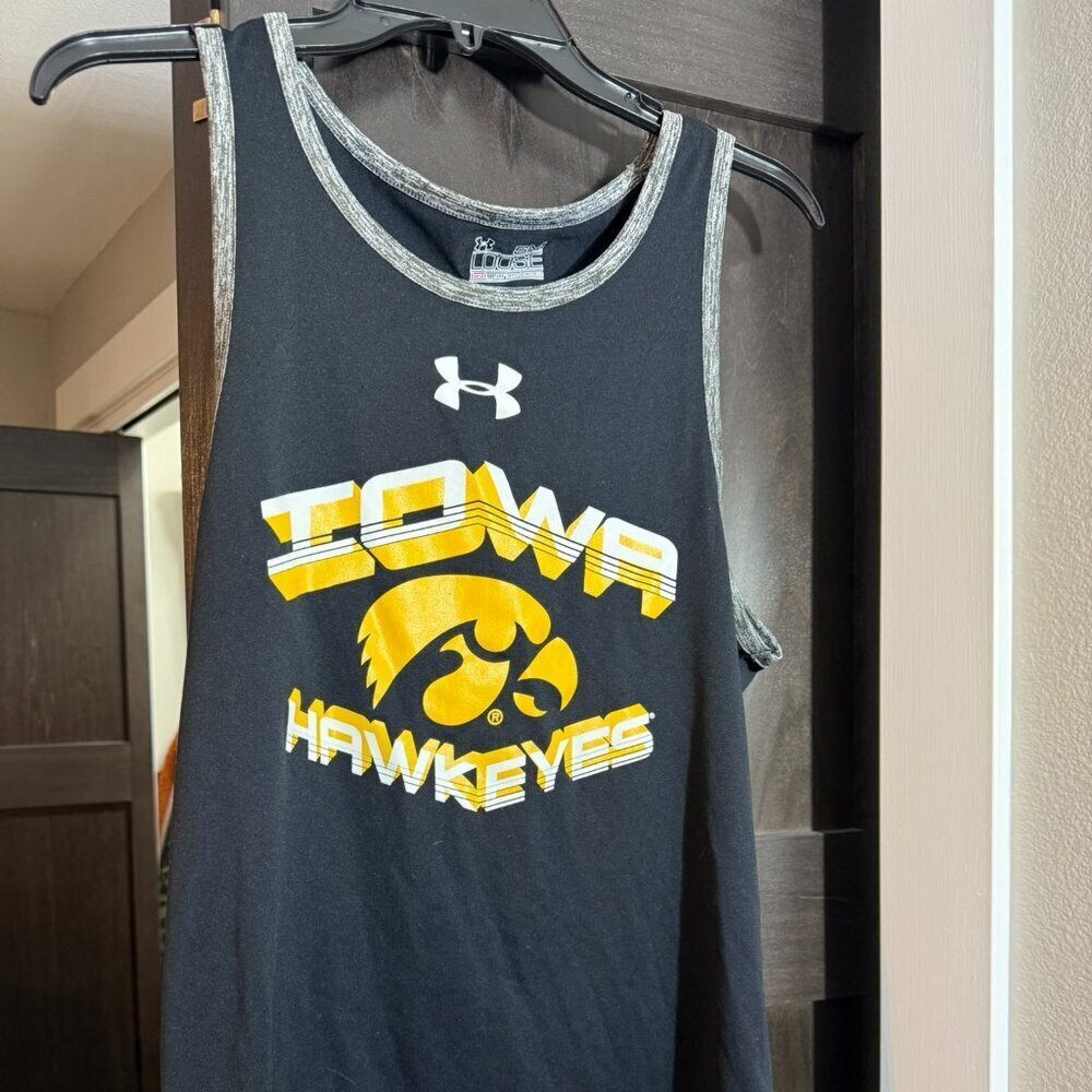 Under Armour 🏈 Iowa Hawkeyes 🏈 loose style tank top